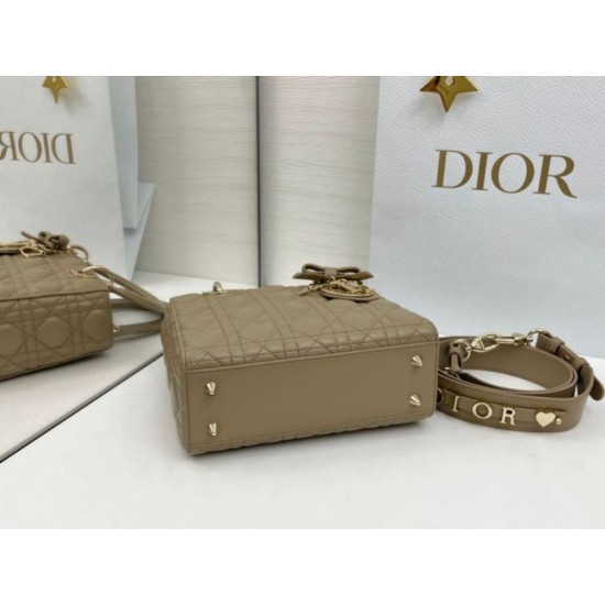 Perfetta Replica Borse Dior Lady Dior My ABC Dior piccola Arco ciondolo D.I.O.R. in metallo Grigio talpa False Online Replica Borse Dior Lady Dior My ABC Dior piccola Arco ciondolo D.I.O.R. in metallo Grigio talpa Imitazioni Outlet Premio