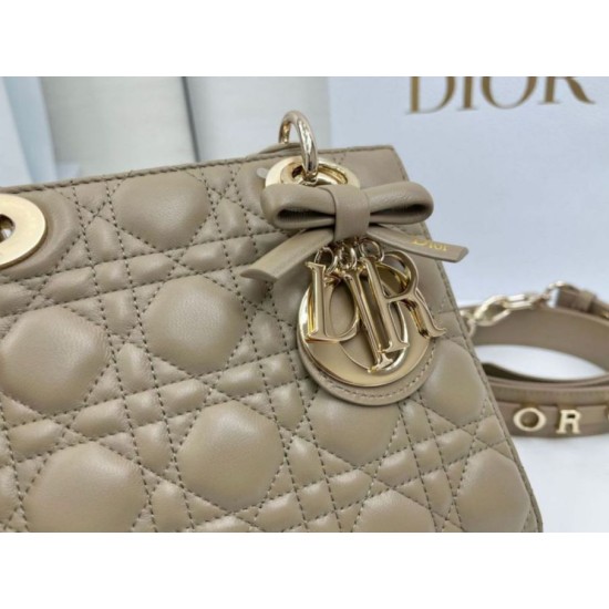 Perfetta Replica Borse Dior Lady Dior My ABC Dior piccola Arco ciondolo D.I.O.R. in metallo Grigio talpa False Online Replica Borse Dior Lady Dior My ABC Dior piccola Arco ciondolo D.I.O.R. in metallo Grigio talpa Imitazioni Outlet Premio
