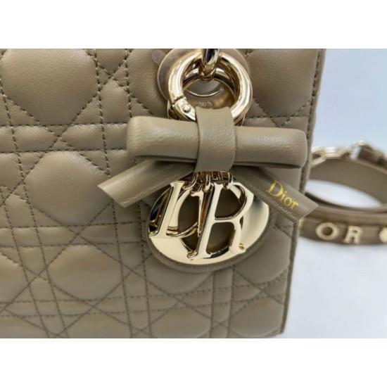 Perfetta Replica Borse Dior Lady Dior My ABC Dior piccola Arco ciondolo D.I.O.R. in metallo Grigio talpa False Online Replica Borse Dior Lady Dior My ABC Dior piccola Arco ciondolo D.I.O.R. in metallo Grigio talpa Imitazioni Outlet Premio