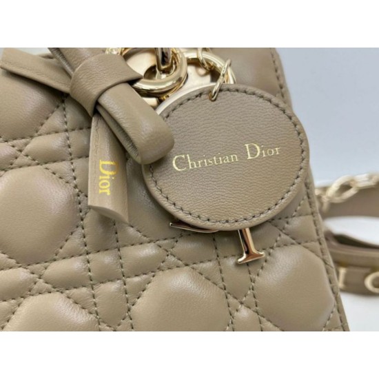 Perfetta Replica Borse Dior Lady Dior My ABC Dior piccola Arco ciondolo D.I.O.R. in metallo Grigio talpa False Online Replica Borse Dior Lady Dior My ABC Dior piccola Arco ciondolo D.I.O.R. in metallo Grigio talpa Imitazioni Outlet Premio