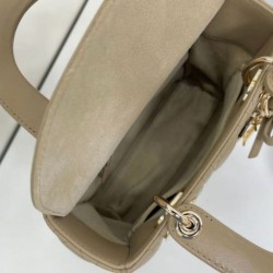 Replica Borse Dior Lady Dior My ABC Dior piccola Arco ciondolo D.I.O.R. in metallo Grigio talpa Imitazioni Outlet Premio