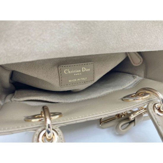 Perfetta Replica Borse Dior Lady Dior My ABC Dior piccola Arco ciondolo D.I.O.R. in metallo Grigio talpa False Online Replica Borse Dior Lady Dior My ABC Dior piccola Arco ciondolo D.I.O.R. in metallo Grigio talpa Imitazioni Outlet Premio