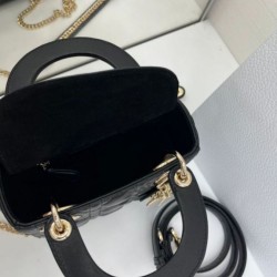 Replica Borsa Dior Mini Lady Dior Arco con ciondoli D.I.O.R  neri hardware dorato Imitazioni Outlet Premio