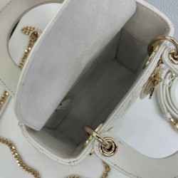 Replica Borse Dior Mini Lady Dior Arco con ciondoli D.I.O.R  bianco hardware dorato Imitazioni Outlet Premio