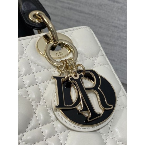 Perfetta Replica Borse Dior piccola Lady Dior My ABCDior in metallo cannage bianco con ciondolo D.I.O.R False Online Replica Borse Dior piccola Lady Dior My ABCDior in metallo cannage bianco con ciondolo D.I.O.R Imitazioni Outlet Premio