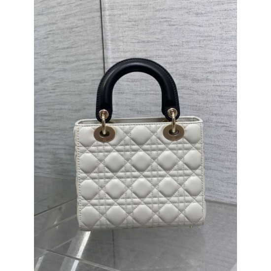Perfetta Replica Borse Dior piccola Lady Dior My ABCDior in metallo cannage bianco con ciondolo D.I.O.R False Online Replica Borse Dior piccola Lady Dior My ABCDior in metallo cannage bianco con ciondolo D.I.O.R Imitazioni Outlet Premio