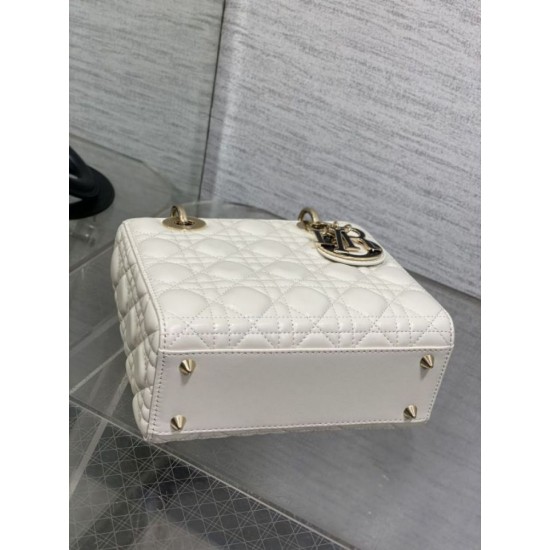 Perfetta Replica Borse Dior piccola Lady Dior My ABCDior in metallo cannage bianco con ciondolo D.I.O.R False Online Replica Borse Dior piccola Lady Dior My ABCDior in metallo cannage bianco con ciondolo D.I.O.R Imitazioni Outlet Premio