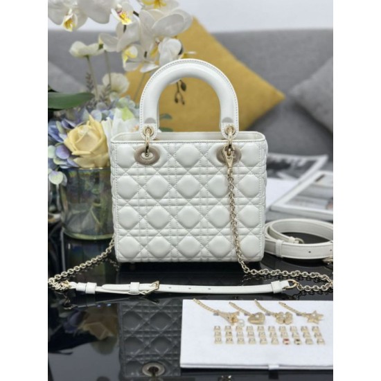 Replica Borsa Dior piccola Lady Dior My ABCDior con ciondolo D.I.O.R agnello cannage bianco Imitazioni Outlet Premio