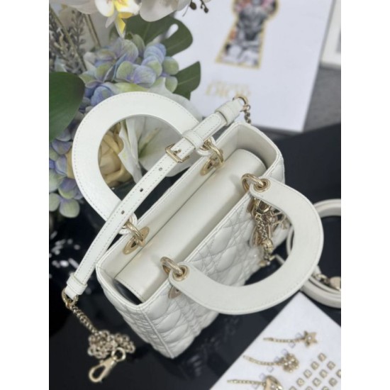 Replica Borsa Dior piccola Lady Dior My ABCDior con ciondolo D.I.O.R agnello cannage bianco Imitazioni Outlet Premio
