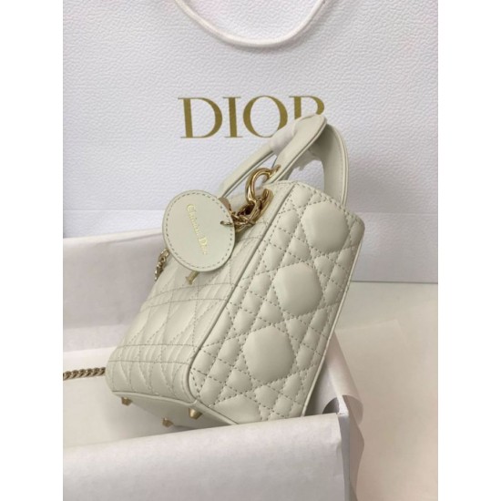 Perfetta Replica Borsa Mini Lady Dior con cuciture cannage bianco False Online Replica Borsa Mini Lady Dior con cuciture cannage bianco Imitazioni Outlet Premio