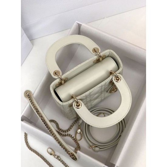 Perfetta Replica Borsa Mini Lady Dior con cuciture cannage bianco False Online Replica Borsa Mini Lady Dior con cuciture cannage bianco Imitazioni Outlet Premio