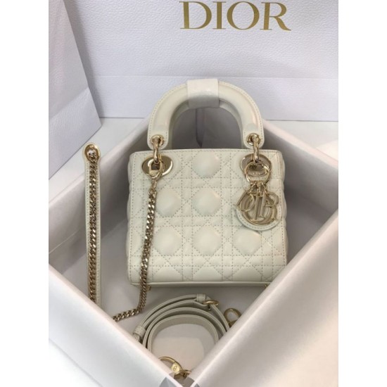 Perfetta Replica Borsa Mini Lady Dior con cuciture cannage bianco False Online Replica Borsa Mini Lady Dior con cuciture cannage bianco Imitazioni Outlet Premio