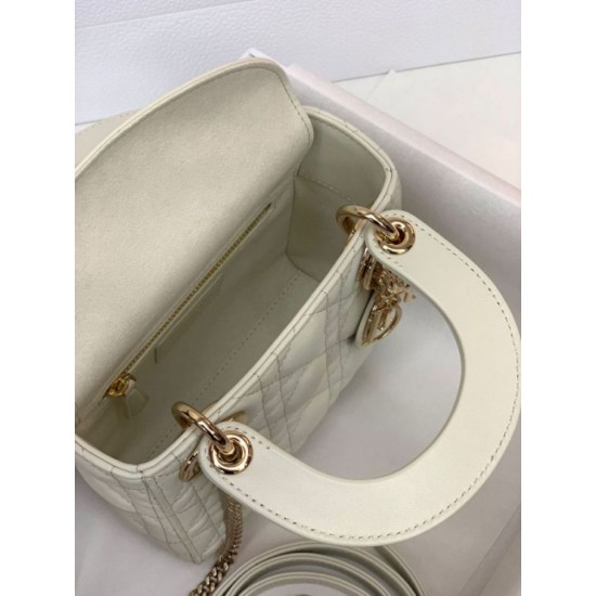 Perfetta Replica Borsa Mini Lady Dior con cuciture cannage bianco False Online Replica Borsa Mini Lady Dior con cuciture cannage bianco Imitazioni Outlet Premio