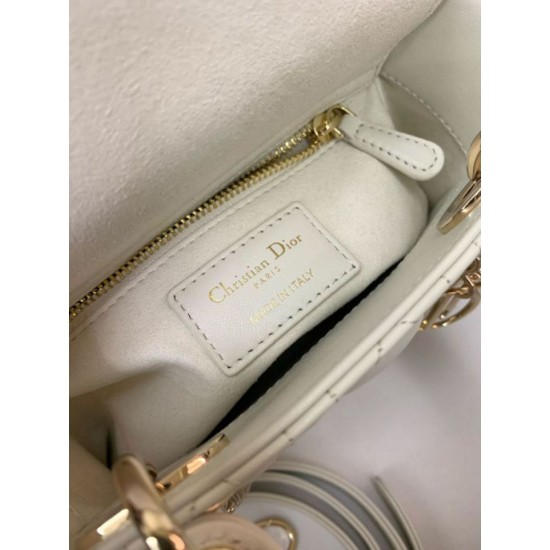 Perfetta Replica Borsa Mini Lady Dior con cuciture cannage bianco False Online Replica Borsa Mini Lady Dior con cuciture cannage bianco Imitazioni Outlet Premio