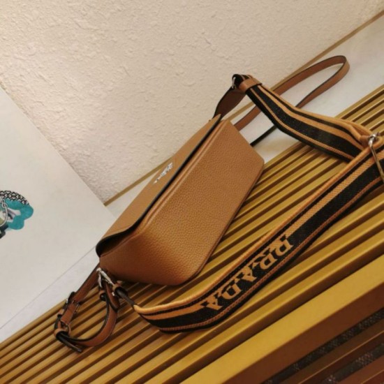Miglior Falso Borsa a tracolla piccola Prada Flap Granata Marrone Economiche Premium