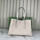 Replica perfetta Gucci GG Emblem borsa tote media 815213 Beige Imitazione Outlet Online