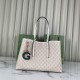 Replica perfetta Gucci GG Emblem borsa tote media 815213 Beige Imitazione Outlet Online