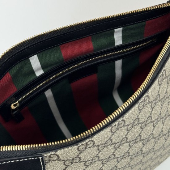 Perfette Qualità Repliche Borsa a tracolla media Gucci GG Emblem 815217 nero Imitazione