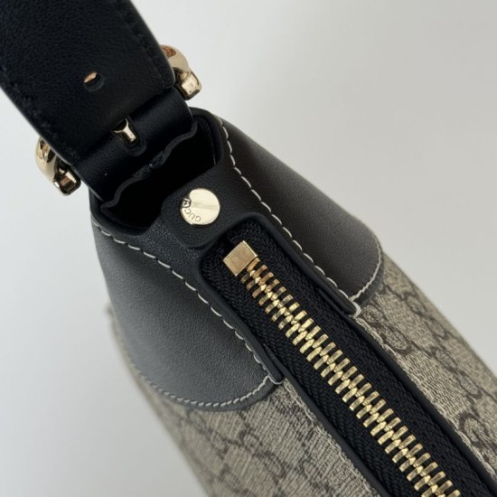 Perfette Qualità Repliche Borsa a tracolla media Gucci GG Emblem 815217 nero Imitazione