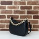 Migliore Repliche Gucci 815409 GG Emblem borsa a tracolla piccola mezzaluna Nero Economiche Outlet Online