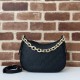 Migliore Repliche Gucci 815409 GG Emblem borsa a tracolla piccola mezzaluna Nero Economiche Outlet Online