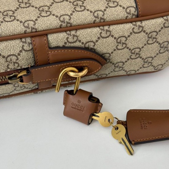 Miglior Falso Gucci 821149 Borsa a tracolla media GG Emblem Marrone Economiche Premium