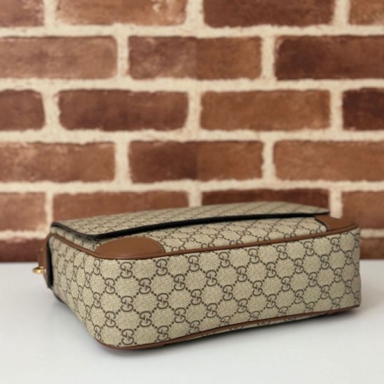 Replica perfetta Gucci 821154 Borsa a tracolla media GG Emblem Uomo Marrone Imitazione Outlet Online