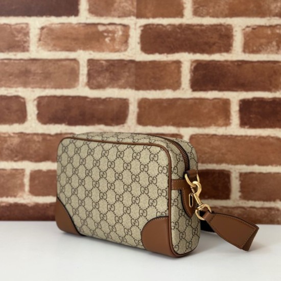 Replica perfetta Gucci 821155 GG Emblem piccola borsa a tracolla Marrone Imitazione Outlet Online