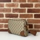 Replica perfetta Gucci 821155 GG Emblem piccola borsa a tracolla Marrone Imitazione Outlet Online
