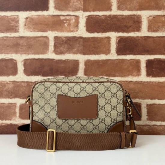 Replica perfetta Gucci 821155 GG Emblem piccola borsa a tracolla Marrone Imitazione Outlet Online