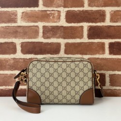 Replica perfetta Gucci 821155 GG Emblem piccola borsa a tracolla Marrone Imitazione Outlet Online