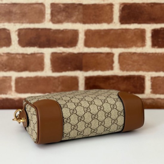 Replica perfetta Gucci 821155 GG Emblem piccola borsa a tracolla Marrone Imitazione Outlet Online