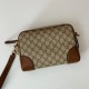 Replica perfetta Gucci 821155 GG Emblem piccola borsa a tracolla Marrone Imitazione Outlet Online