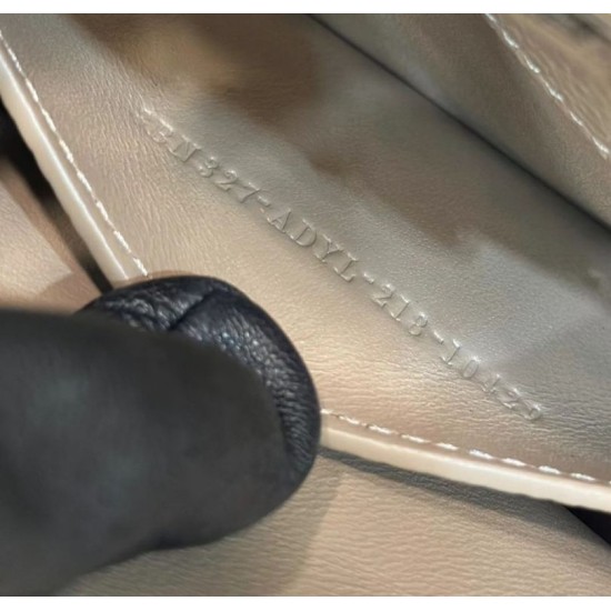 Migliore Replica Borsa Fendi Peekaboo ISeeU Piccola Selleria con 556 impunture cucite a mano Grigia Imitazioni Outlet Italia Migliore Repliche Borsa Fendi Peekaboo ISeeU Piccola Selleria con 556 impunture cucite a mano Grigia Economiche Outlet Online