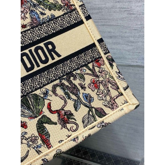 Perfette Qualità Repliche Borsa tote Dior media in rafia con Dior Cabinet de Curiosites Beige Imitazione Migliore Repliche Borsa tote Dior media in rafia con Dior Cabinet de Curiosites Beige Economiche Outlet Online