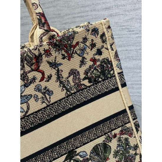 Perfette Qualità Repliche Borsa tote Dior media in rafia con Dior Cabinet de Curiosites Beige Imitazione Migliore Repliche Borsa tote Dior media in rafia con Dior Cabinet de Curiosites Beige Economiche Outlet Online