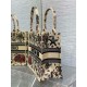 Perfette Qualità Repliche Borsa tote Dior media in rafia con Dior Cabinet de Curiosites Beige Imitazione Migliore Repliche Borsa tote Dior media in rafia con Dior Cabinet de Curiosites Beige Economiche Outlet Online