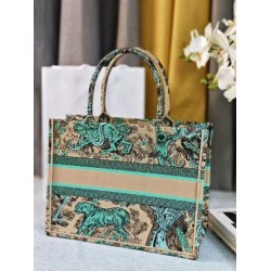Perfette Qualità Repliche Borsa tote Dior media Dior Book ricamata con motivo Dior Around the World multicolore blu Imitazione Replica perfetta Borsa tote Dior media Dior Book ricamata con motivo Dior Around the World multicolore blu Imitazione Outlet Online