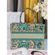 Replica perfetta Borsa tote Dior media Dior Book ricamata con motivo Dior Around the World multicolore blu Imitazione Outlet Online