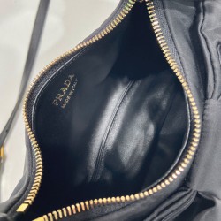 Migliore Repliche Mini-bag in nylon/nappa Prada Re-Nylon con fiocco 1BC241 Nero Economiche Outlet Online