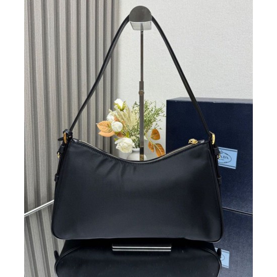 Repliche Borsa a tracolla grande Prada Aimee Re-Nylon con lucchetto 1BC232 Nero Imitazioni Premium Miglior Falso Borsa a tracolla grande Prada Aimee Re-Nylon con lucchetto 1BC232 Nero Economiche Premium