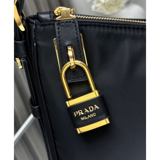Repliche Borsa a tracolla grande Prada Aimee Re-Nylon con lucchetto 1BC232 Nero Imitazioni Premium Miglior Falso Borsa a tracolla grande Prada Aimee Re-Nylon con lucchetto 1BC232 Nero Economiche Premium