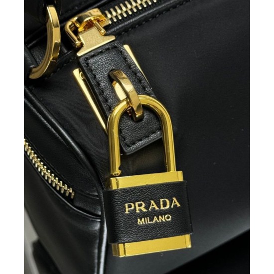 Replica perfetta Borsa a tracolla media Prada in Re-Nylon Con lucchetto 1BC233 Nero Imitazione Outlet Online