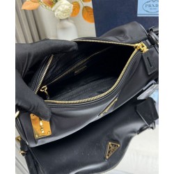 Replica perfetta Borsa a tracolla media Prada in Re-Nylon Con lucchetto 1BC233 Nero Imitazione Outlet Online