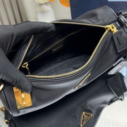 Replica perfetta Borsa a tracolla media Prada in Re-Nylon Con lucchetto 1BC233 Nero Imitazione Outlet Online