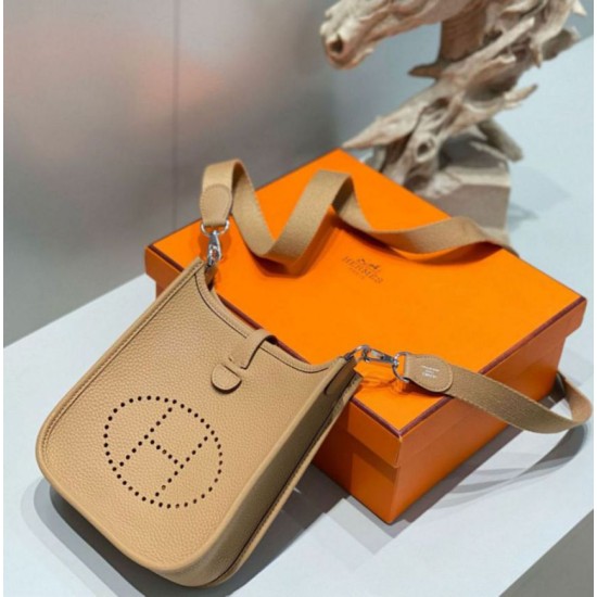 Migliore Replica Hermes Evelyne III TPM Mini Bag Marrone Clemence Imitazioni Outlet Italia Miglior Falso Hermes Evelyne III TPM Mini Bag Marrone Clemence Economiche Premium