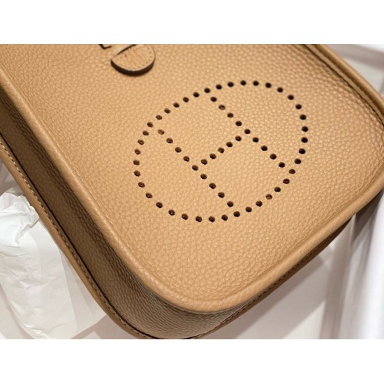 Migliore Replica Hermes Evelyne III TPM Mini Bag Marrone Clemence Imitazioni Outlet Italia Miglior Falso Hermes Evelyne III TPM Mini Bag Marrone Clemence Economiche Premium