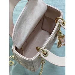 Replica Borsa Dior Lady Dior Mini con Catena e Charms in Resina Rosa Imitazioni Falso