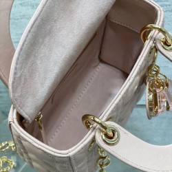 Replica Borsa Dior Lady Dior Mini con Catena e Charms in Resina Rosa Imitazioni Falso