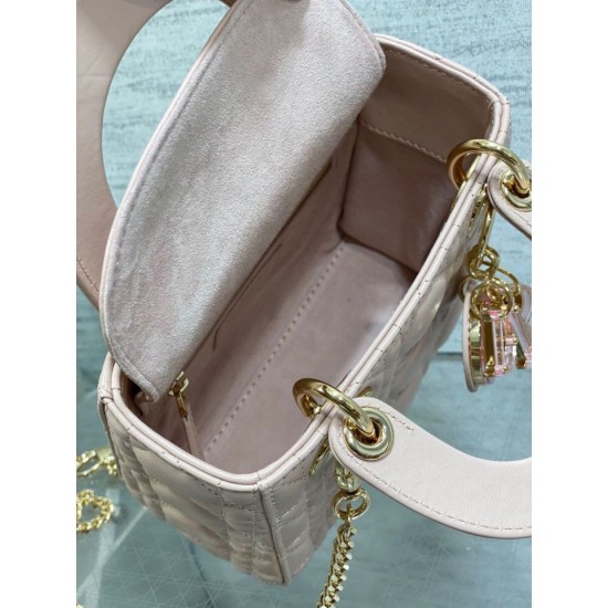 Replica Borsa Dior Lady Dior Mini con Catena e Charms in Resina Rosa Imitazioni Falso